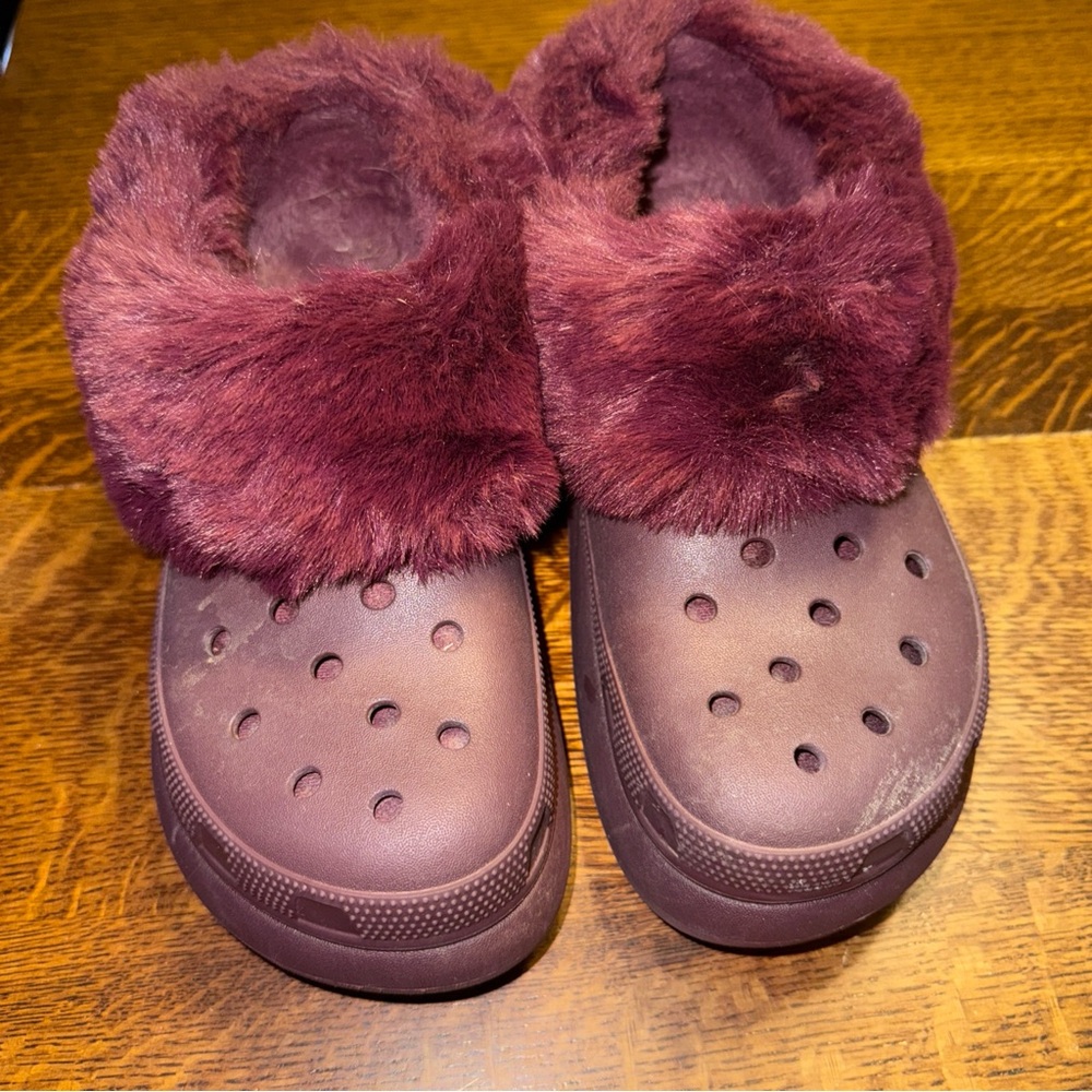 Women's Faux Fur Lined Crocs - Burgundy W7